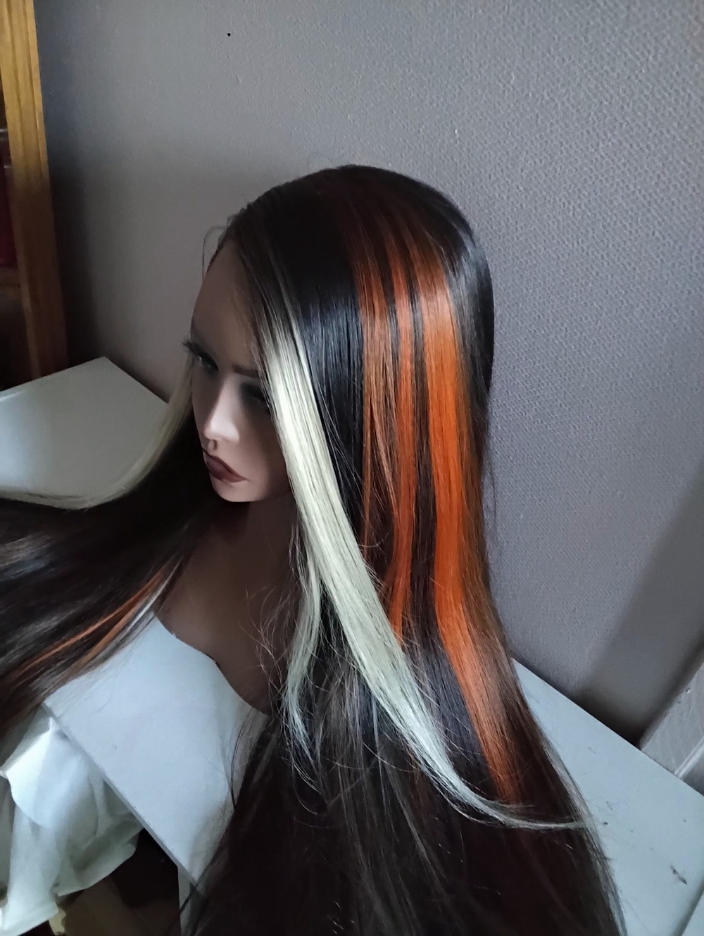 Long Straight Women’s Wig with Blonde Highlights - Unknown Brand - Picture 3 of 4